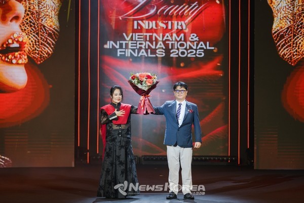 ‘2025 미스 뷰티 베트남·인터내셔널 2025’ 결선 행사에서 한베 협력·발전위원회 이종일 위원장이 축사를 하고 있다. @한-베 교류발전 위원회