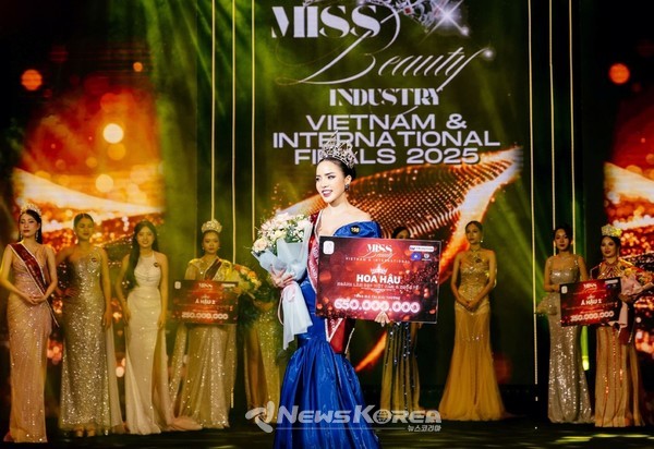 ‘2025 미스 뷰티 베트남·인터내셔널 2025’ 최종 결선에서 도 응옥 하(Đỗ Ngọc Hà)가 우승자로 선정돼 트로피와 상금을 수여받고 있다. @한-베 교류발전 위원회