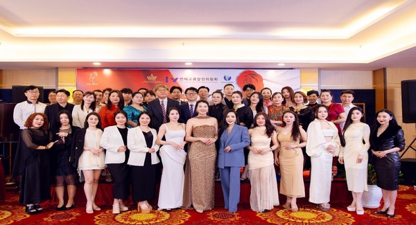 ‘2025 미스 뷰티 베트남·인터내셔널 2025’ 결선에 진출한 참가자들이 무대에 올라 시상식 종료 후 기념 촬영을 하고 있다. @한-베 교류발전 위윈회