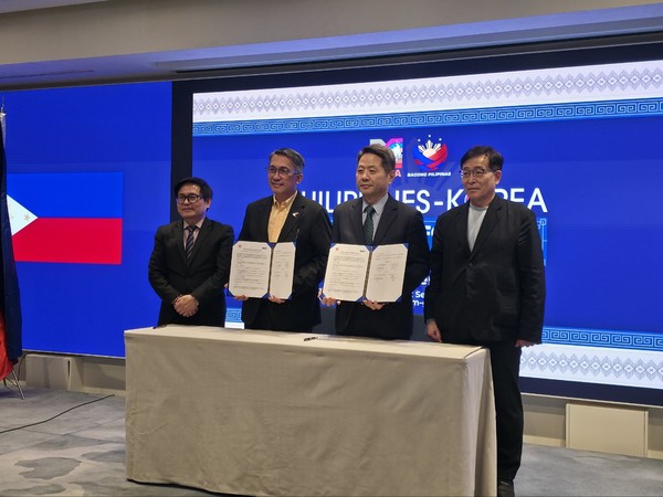 레오 테레소 A. 마그노(Leo Tereso A. Magno) 민다나오 개발청(MinDA) 의장(장관)과 SSKK Solution Co.,Ltd 이우연대표 MOU 체결서명 후 기념촬영 @뉴스코리아 이호영 특파원