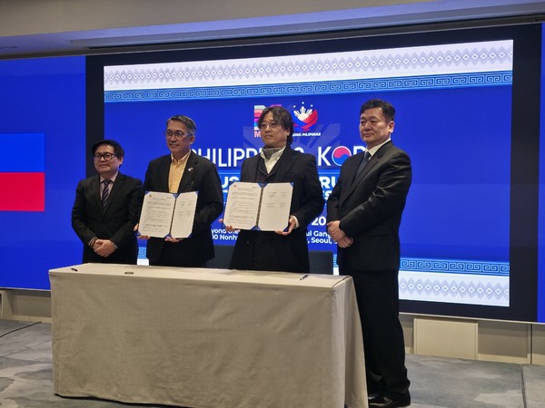 레오 테레소 A. 마그노(Leo Tereso A. Magno) 민다나오 개발청(MinDA) 의장(장관)과 (주) 청우이엔이 김용훈 대표 MOU 체결서명 후 기념촬영 @뉴스코리아 이호영 특파원