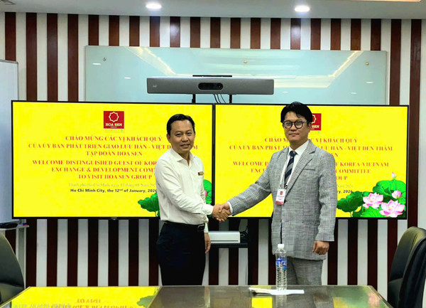한·베트남 교류발전위원회 이종일 위원장(오른쪽)과 호아센그룹 관계자가 협력 논의 후 기념 촬영을 하고 있다. @한·베트남 교류발전위원회