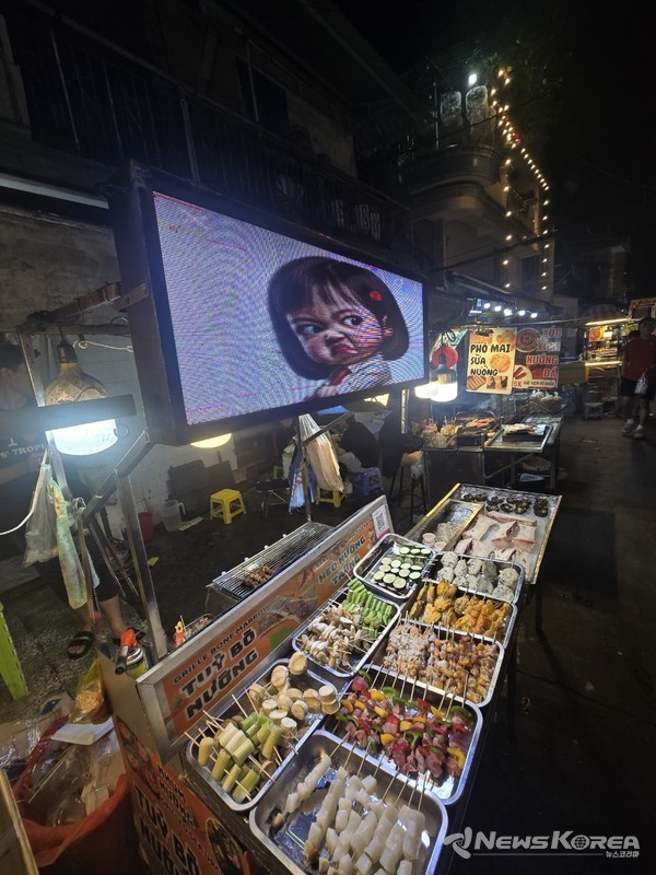각종 꼬치구이를 직접 고르면 즉석에서 구워서 내준다. @뉴스코리아 이웅연 특파원