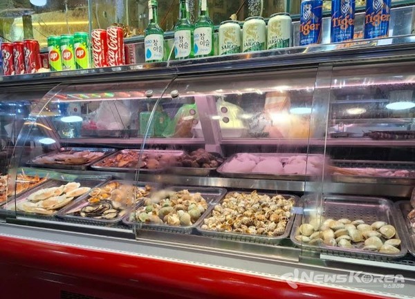 즉석 조개구이와 술한잔도 가능하다. @뉴스코리아 이웅연 특파원