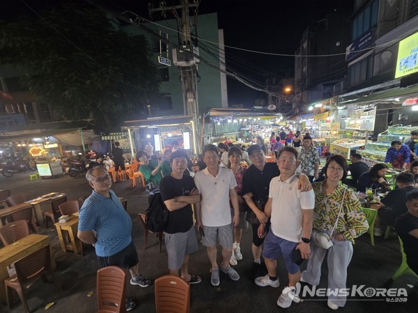 호티끼 야시장 입구에서 이곳을 찾은 한국인 관광객들의 모습을 카메라에 담아본다. @뉴스코리아 이웅연 특파원