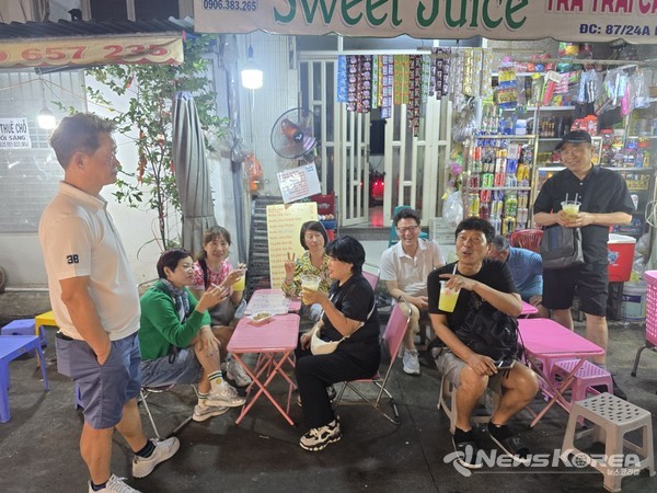 작은 플라스틱 의자에 앉아 사탕수수 한잔을 마시며 잠시 휴식중인 관광객들  @뉴스코리아 이웅연 특파원