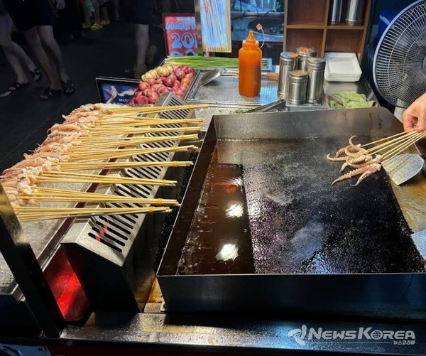 오징어 꼬치튀김 @뉴스코리아 이웅연 특파원