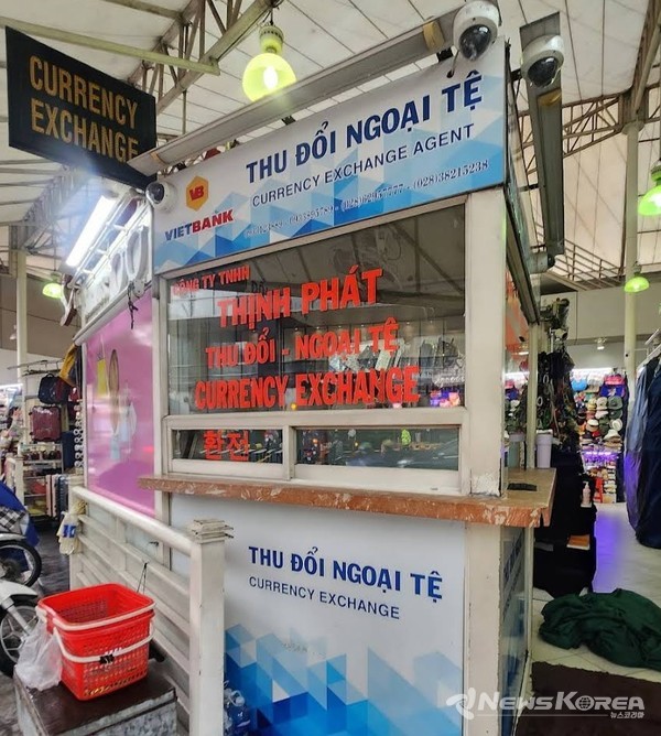 호치민 사이공스퀘어앞 허가받은 환전소 Viet Bank 은행명이 있다. @뉴스코리아 이웅연 특파원