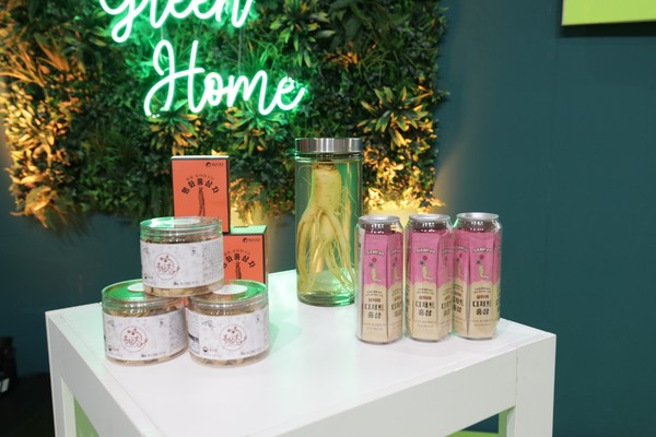 독일 베를린 국제 식품농업 박람회에 마련된 금산 인삼 홍보 부스에 인삼 가공식품과 음료 제품이 전시돼 있다. @충청남도