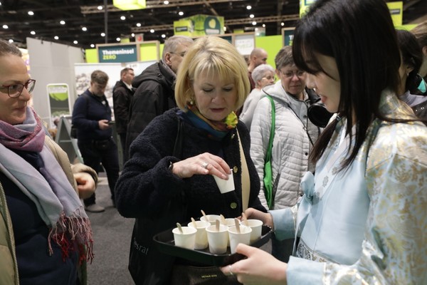 독일 베를린에서 열린 국제 식품농업 박람회 ‘그뤼네 보헤 2026’에서 관람객들이 금산 인삼을 활용한 음료와 간편 시식 제품을 체험하고 있다. @충청남도