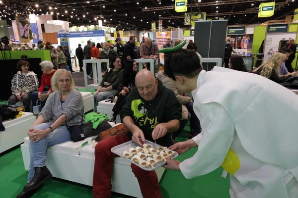 국제 식품농업 박람회 ‘그뤼네 보헤 2026’ 현장에서 금산 인삼의 활용과 효능에 대한 설명이 현지 가족 단위 관람객에게 제공되고 있다. @충청남도