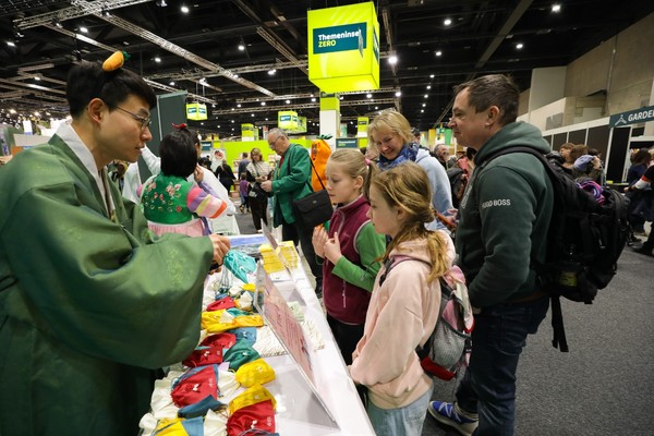 국제 식품농업 박람회 ‘그뤼네 보헤 2026’ 행사장에서 충남도 독일사무소 관계자가 금산 인삼을 활용한 요리를 관람객에게 소개하고 있다. @충청남도