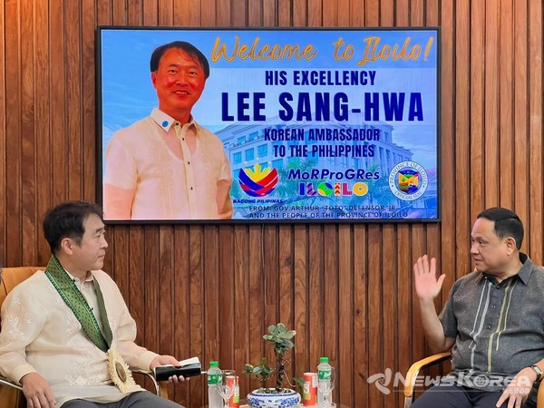 이상화 주필리핀대한민국대사와 디펜서르 일로일로주지사가 주청사에서 대담하고 있다. @뉴스코리아 이학철 특파원