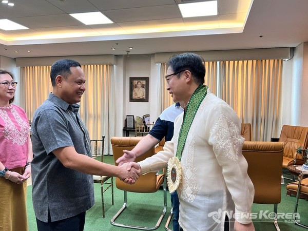 디펜서르 일로일로주지사가 이상화 주필리핀 대한민국 대사를 주청사에서 맞이하고 있다. @뉴스코리아 이학철 특파원