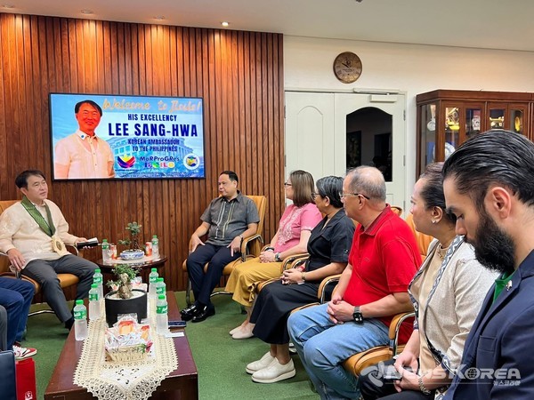 이상화 주필리핀대한민국대사 주정부 인사들과 대담중이다. @뉴스코리아 이학철 특파원