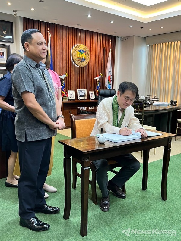 이상화 주필리핀대한민국대사가 방명록에 서명하고 있다. @뉴스코리아 이학철 특파원