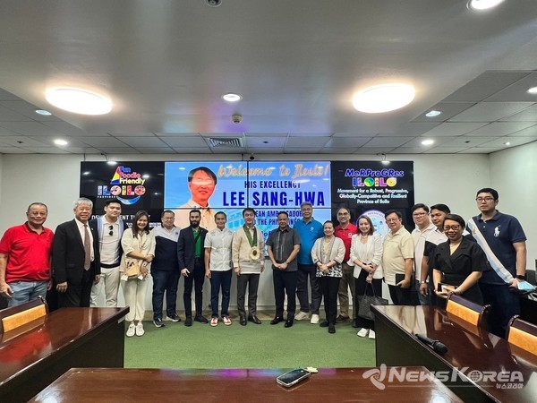 이상화 주필리핀대한민국대사와 디펜서르 일로일로주지사와 일로일로 주 정부 주요 인사들이 기념촬영을 하고 있다., @뉴스코리아 이학철 특파원