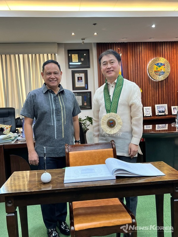 이상화 주필리핀대한민국대사와 디펜서르 일로일로주지사가 기념촬영을 하고 있다. @뉴스코리아 이학철 특파원
