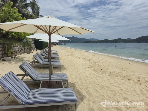혼땀 해변 액티비티장 옆의 혼땀 리조트앞 해변의 모습 @뉴스코리아 이웅연 특파원