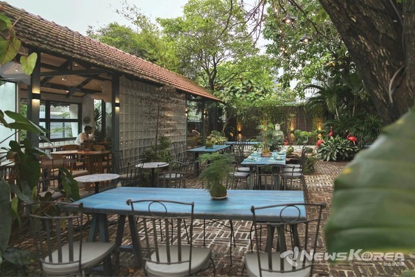  식당안으로  들어오면 보이는 정원 및 테라스 공간  @뉴스코리아 팜티퀘느 통신원