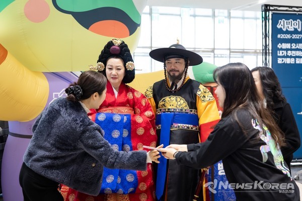 ‘2026-2027 수원 방문의 해 선포식’ 행사장에서 정조대왕과 혜경궁홍씨 역할을 맡은 시민들과 인사를 나누고 있다. @수원시