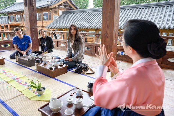 지난해 수원화성문화제에 참가한 외국인 관광객들이 다과 프로그램에 참여하고 있다. @수원시