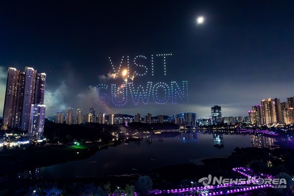 지난해 9월 수원 광교호수공원에서 드론불꽃축제가 열려 드론들이 상공에 글자를 만들고 있다. @수원시