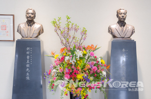 오사카 백두학원의 조규훈 흉상(왼쪽) @백두학원