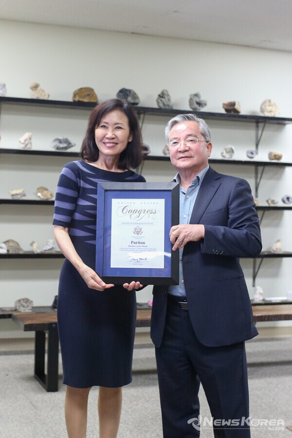 사진 왼쪽  미쉘 박 스틸 연방하원의원, 오른쪽 김광호 카데시인코포레이션 대표이자 스탠톤대학교 총장. @퓨리톤 USA