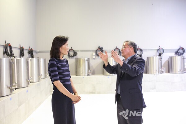 미쉘 박 스틸 연방하원의원이 김광호 카데시인코포레이션 대표의 설명을 경청하고 있다. @퓨리톤 USA