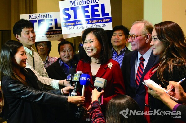 지난 2014년 11월 선거에서 승리 후 가족과 함께 기뻐하고 있는 미셸 스틸 @뉴스코리아 신승준 특파원