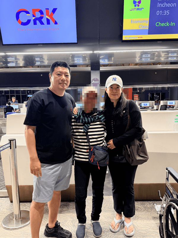 26년동안 필리핀에서 노숙을 하며 지내신 동포 어머님이 기적 같은 귀국을했다. (사진 좌측 중부루손한인회 조상우 부회장, 중앙 : 귀국 어머님, 우측 : 중부루손한인회 이희진 사무차장)  @필리핀중부루손한인회 제공