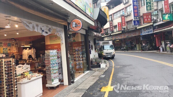 일월담 기념품 가게 앞을 걸어본다. @뉴스코리아 최신 특파원