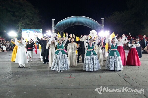 공연을 마친 남원국악예술고등학교 공연단 기념촬영. @뉴스코리아 항장익 특파원