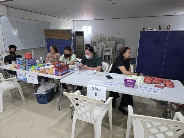 필리핀 중부루손 한인회가 6일 한인회관에서 The Medical City와 UNILAB의 의료 지원을 받아 한인 교민과 현지 주민을 대상으로 무료 건강검진을 진행하고 있다.  @필리핀 중부루손한인회