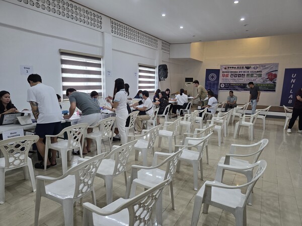 필리핀 중부루손 한인회가 6일 한인회관에서 The Medical City와 UNILAB의 의료 지원을 받아 한인 교민과 현지 주민을 대상으로 무료 건강검진을 진행하고 있다.  @필리핀 중부루손한인회