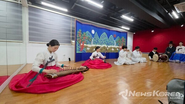 남원국악예술고등학교 공연단이 지난 6월 24일 필리핀 마닐라 한국문화원에서 연주하고 있다. @한류문화관광총연합회