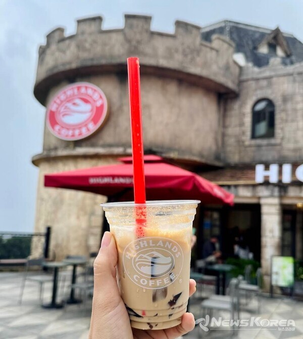 베트남 대표 프랜차이즈 하이랜드 커피(Highlands Coffee) 매장  @뉴스코리아 이웅연 특파원